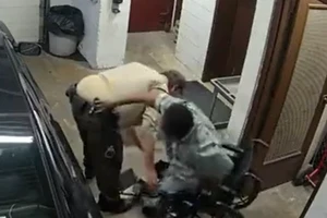 Tên tù nhân 55 tuổi có tên Fredrick Goss tìm cách giành lấy khẩu súng từ một viên cảnh sát.