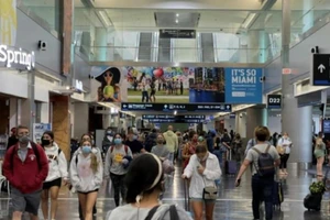 Mỹ sẽ chính thức mở lại biên giới trên bộ và trên không từ ngày 8-11 cho những du khách nước ngoài đã được tiêm phòng vaccine ngừa COVID-19 đầy đủ sau 20 tháng đóng cửa.