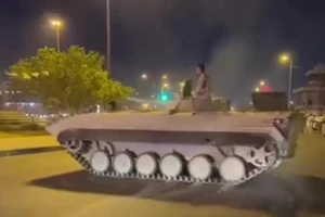 Binh sĩ Iraq lái xe thiết giáp quay nhiều vòng trên một con đường ở thủ đô Baghdad. 
