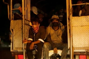 Các công nhân xây dựng nhập cư được chở trong một chiếc xe tải ở Bangkok, Thái Lan vào ngày 27-5.