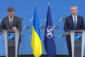 Tổng thư ký NATO Jens Stoltenberg phát biểu trong cuộc họp báo với Ngoại trưởng Ukraine Dmytro Kuleba.
