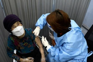 Nhân viên y tế đang tiêm vaccine ngừa COVID-19 cho một bà cụ ở Hàn Quốc.