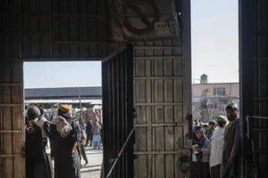 Một chiến binh Taliban đứng gác ở lối vào của một sân vận động ở Kabul, Afghanistan vào ngày 20-11.