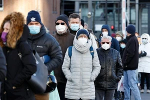 Người dân Đức đeo khẩu trang, xếp hàng chờ để được tiêm vaccine ở thành phố Hamburg, miền bắc nước Đức.