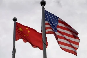 Quốc kỳ Mỹ (bên phải) và quốc kỳ Trung Quốc (bên trái).