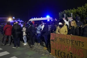 Ít nhất 27 người đã thiệt mạng trong lúc di cư sang Anh khi thuyền của họ bị chìm ngoài khơi cảng Calais.