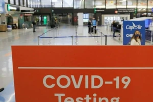 Một tấm biển báo phân định khu vực xét nghiệm COVID-19 tại Sân bay Quốc tế Logan ở Boston, bang Massachusetts, vào ngày 22-11. 