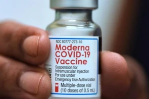 Một bác sĩ cầm lọ vaccine ngừa COVID-19 của hãng dược Moderna ở Orlando, Mỹ, ngày 25-9.