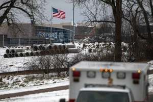 Lực lượng phản ứng khẩn cấp có mặt để sơ tán học sinh sau khi xảy ra một vụ xả súng chết người tại trường trung học Oxford, hôm 30-11.