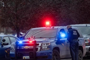 Lực lượng cảnh sát có mặt tại hiện trường vụ xả súng ở trường trung học Oxford, bang Michigan, Mỹ.