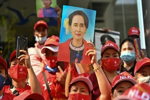 Người dân Myanmar xuống đường biểu tình đòi trả tự do cho bà bà Aung San Suu Kyi.