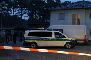 Xe cảnh sát đậu trước ngôi nhà nơi tìm thấy thi thể năm thành viên trong một gia đình ở phía nam Berlin, Đức, vào ngày 4-12.