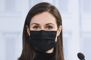 Thủ tướng Phần Lan Sanna Marin tổ chức một cuộc họp báo bên ngoài tòa nhà Quốc hội ở Helsinki, ngày 8-12. 