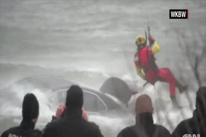 Lực lượng Tuần duyên Mỹ sử dụng một chiếc trực thăng để kéo chiếc xe ô tô chở một phụ nữ 60 tuổi rơi gần thác Niagara Falls ra khỏi dòng nước.