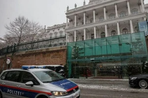Một chiếc xe cảnh sát đi ngang qua nơi diễn ra các cuộc đàm phán nhằm khôi phục thỏa thuận hạt nhân Iran 2015 tại Vienna, Áo, ngày 9-12.