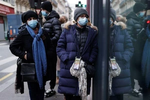 Người dân Pháp xếp hàng chờ xét nghiệm COVID-19 ở thủ đô Paris, ngày 23-12.