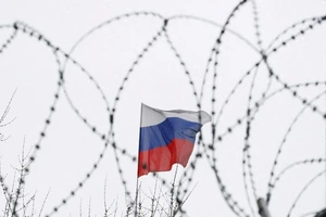 Quốc kỳ Nga được treo trên nóc đại sứ quán Nga ở Kiev, Ukraine ngày 26-3-2018.