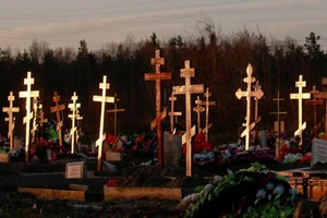 Khu nghĩa địa dành cho các nạn nhân qua đời vì COVID-19 ở ngoại ô St. Petersburg, Nga ngày 6-11-2020.