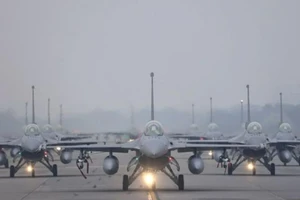 12 chiếc tiêm kích F-16V trong cuộc diễn tập ở Đài Loan, ngày 5-1.