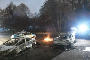 Nhiều chiếc xe cảnh sát bị người biểu tình đốt cháy trong các cuộc đụng độ giữa hai bên tại Almaty, Kazakhstan ngày 5-1.