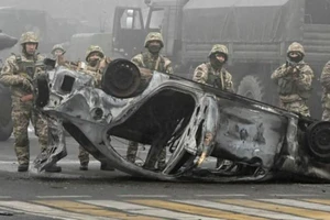 Quân đội Kazakhstan có mặt tại quảng trường chính, nơi hàng trăm người biểu tình chống lại chính phủ ở TP Almaty, ngày 6-1.