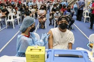 Một người đàn ông được tiêm vaccine ngừa COVID-19 tại TP Makati, Philippines vào ngày 6-1. 