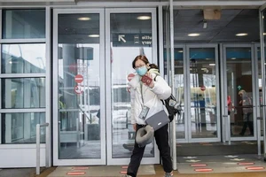 Một hành khách đeo khẩu trang vừa đáp chuyến bay thẳng từ Trung Quốc đến sân bay O'Hare ở Chicago, bang Illinois, Mỹ, ngày 24-1-2020.