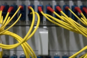 Dây cáp trong một hộp cáp viễn thông.