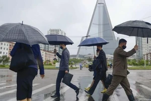 Người dân Triều Tiên đeo khẩu trang di chuyển trên đường vào ngày 15-5-2020.