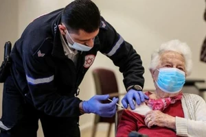 Cụ ông Shari Marco, 93 tuổi, được tiêm liều vaccine thứ tư tại một nhà hưu trí ở Netanya, Israel, vào ngày 5-1.