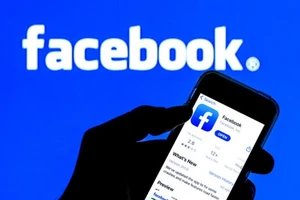 Hình ảnh ứng dụng mạng xã hội Facebook hiển thị trên chiếc điện thoại thông minh.