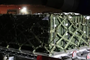 Đại sứ quán Mỹ cho biết các thùng này chứa gần 100 tấn "hàng viện trợ nguy hiểm chết người", bao gồm cả đạn dược dành cho quân đội Ukraine.