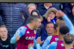 Hai cầu thủ đội Aston Villa đã bị cổ động viên đội Everton phóng "tên lửa" vào đầu trong khi đang ăn mừng bàn thắng đầu tiên.