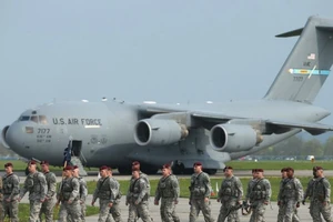 Các thành viên Lữ đoàn dù 173 của Quân đội Mỹ có mặt tại một căn cứ không quân ở Swidwin, Ba Lan.