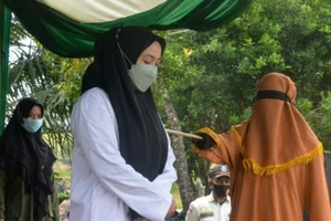 Một phụ nữ người Indonesia đã phải chịu phạt 100 đòn roi vì hành vi ngoại tình.