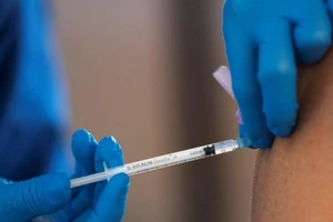 Nhân viên y tế đang tiêm vaccine ngừa COVID-19 cho một người cao tuổi tại phòng tiêm chủng tạm thời trong một nhà thờ ở Stockholm, Thụy Điển, ngày 2-3-2021.