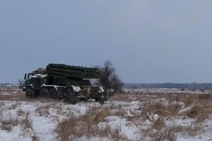 Quân đội Ukraine đã tiến hành các cuộc huấn luyện quân sự gần biên giới phía nam Crimea cùng hệ thống phóng tên lửa đa nòng Uragan.