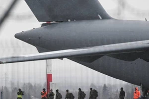 Máy bay chở quân đội Mỹ đáp xuống sân bay Rzeszow ở Ba Lan.