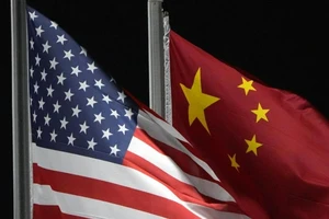 Quốc kỳ Mỹ (trái) và quốc kỳ Trung Quốc (phải).