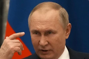 Tổng thống Nga Vladimir Putin trong buổi họp báo sau cuộc hội đàm với Tổng thống Pháp vào ngày 7-2.