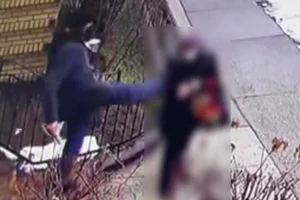 Người đàn ông lạ mặt dùng chân đá vào lưng khiến cụ bà ngã xuống đất một cách đau đớn.