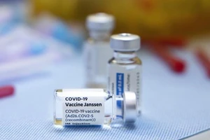 Hai lọ vaccine ngừa COVID-19 của hãng dược Mỹ Johnson & Johnson.