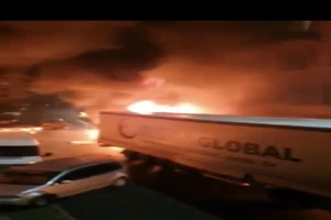 Ngọn lửa bùng phát sau khi một chiếc xe tải lớn lao vào 34 chiếc xe khác đang đậu bên đường.