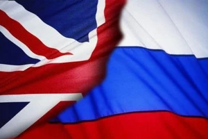 Quốc kỳ Anh (trái) và quốc kỳ Nga (phải).