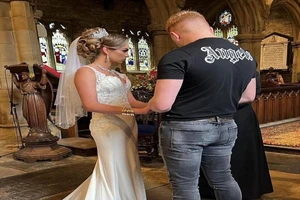 Chú rể bị 'hứng gạch đá' vì mặc quần jeans áo thun đi cưới vợ