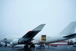 Một chiếc máy bay chở hàng viện trợ quân sự của Mỹ cho Ukraine tại Sân bay Quốc tế Boryspil.