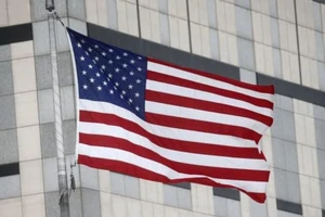 Quốc kỳ Mỹ được treo bên ngoài tòa nhà Đại sứ quán nước này ở Kiev, Ukraine vào ngày 12-2.