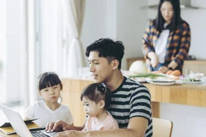 Công việc nhà có thể khiến nhiều người nội trợ không còn hứng thú với các cử chỉ lãng mạn.