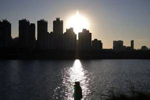 Một cặp đôi đeo khẩu trang đi dạo tại một công viên ở Seoul, Hàn Quốc, ngày 4-1.