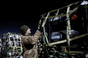 Một binh sĩ Ukraine đang dỡ gói hàng hỗ trợ quân sự của Mỹ tại Sân bay Quốc tế Boryspil tại Kiev, ngày 10-2.